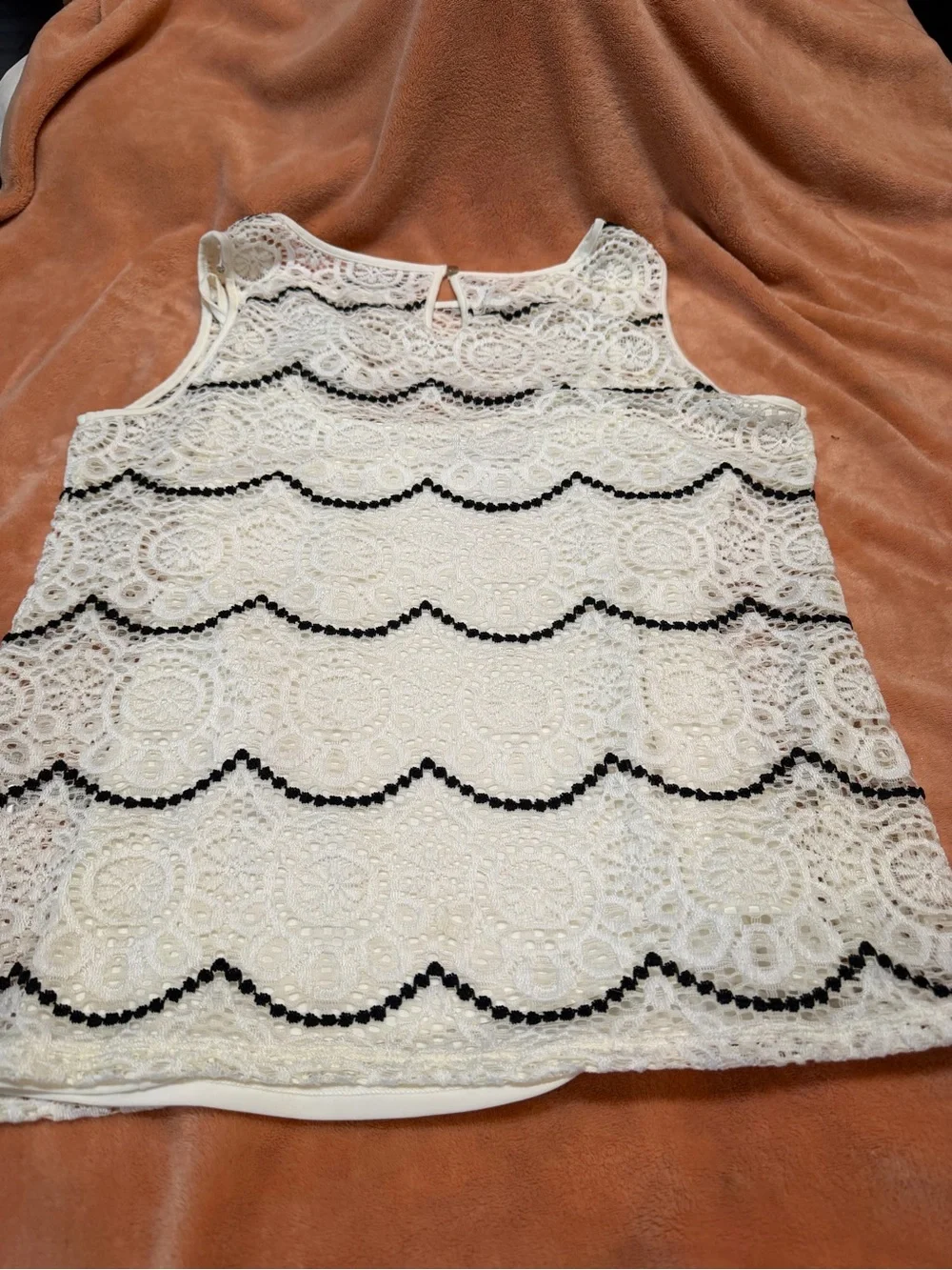 White House Black Market White Lace Shell with Black Scallop Detail - Picture 4 of 4